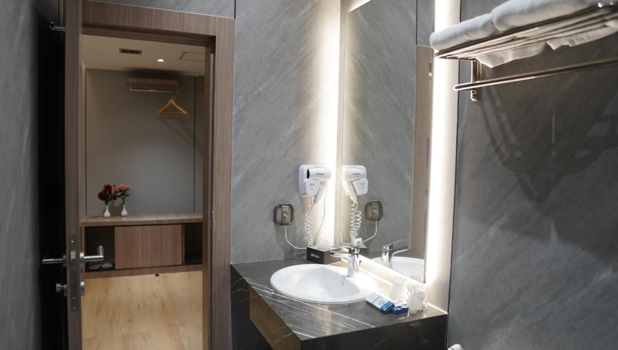 New Hollywood Hotel 3*