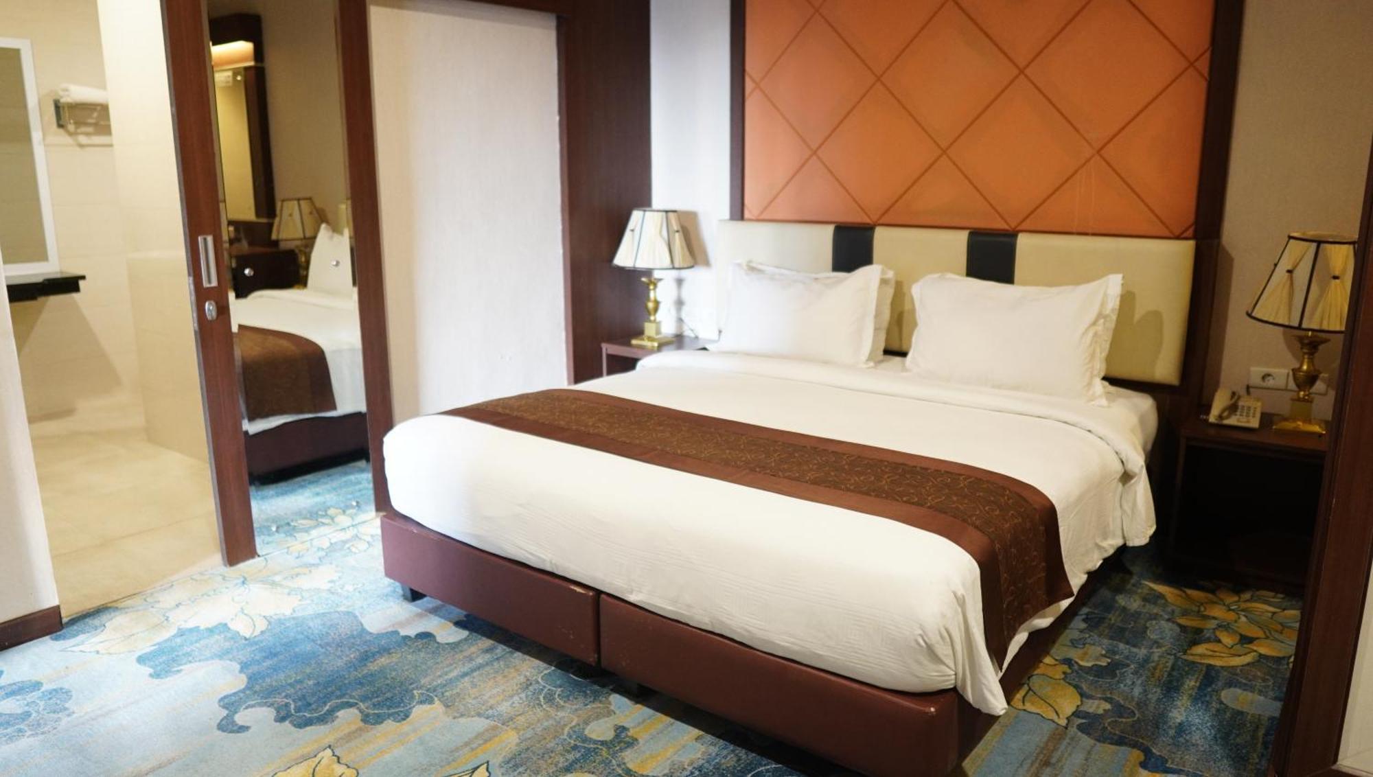 New Hollywood Hotel